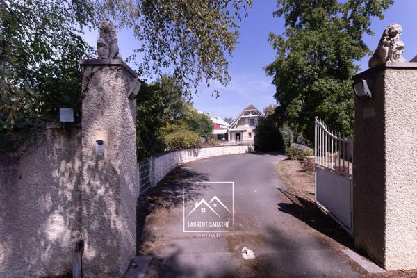 PAU (64) –  À VENDRE - Maison familiale de 213 m² - 5 chambres, bureau et piscine.