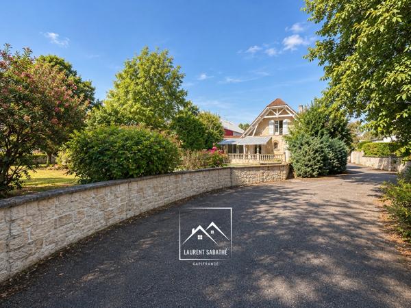 PAU (64) –  À VENDRE - Maison familiale de 213 m² - 5 chambres, bureau et piscine.