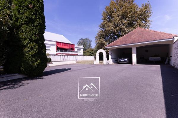 PAU (64) –  À VENDRE - Maison familiale de 213 m² - 5 chambres, bureau et piscine.