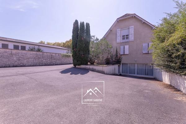 PAU (64) –  À VENDRE - Maison familiale de 213 m² - 5 chambres, bureau et piscine.