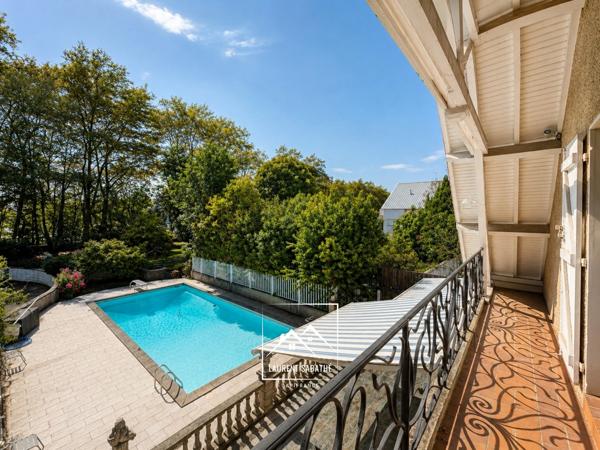 PAU (64) –  À VENDRE - Maison familiale de 213 m² - 5 chambres, bureau et piscine.