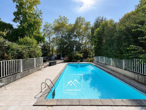 PAU (64) –  À VENDRE - Maison familiale de 213 m² - 5 chambres, bureau et piscine.