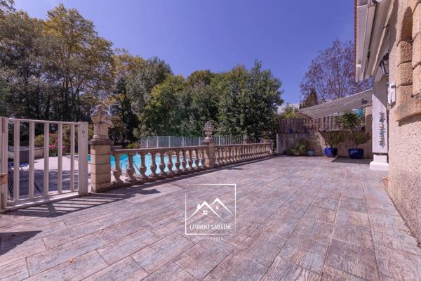 PAU (64) –  À VENDRE - Maison familiale de 213 m² - 5 chambres, bureau et piscine.