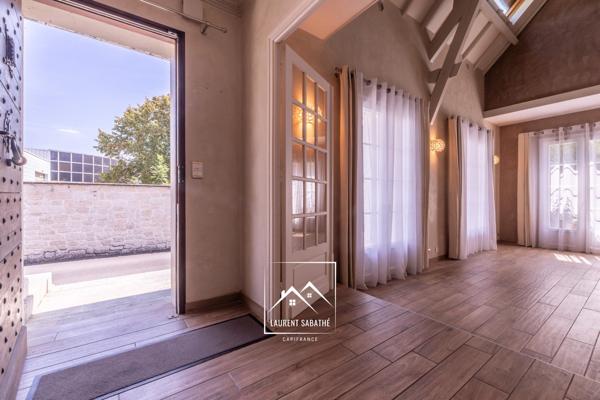 PAU (64) –  À VENDRE - Maison familiale de 213 m² - 5 chambres, bureau et piscine.