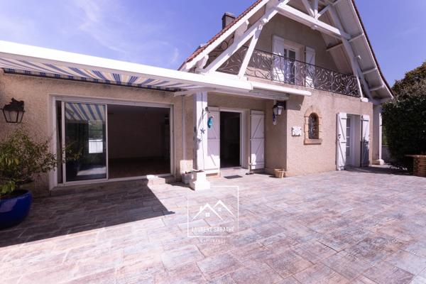 PAU (64) –  À VENDRE - Maison familiale de 213 m² - 5 chambres, bureau et piscine.