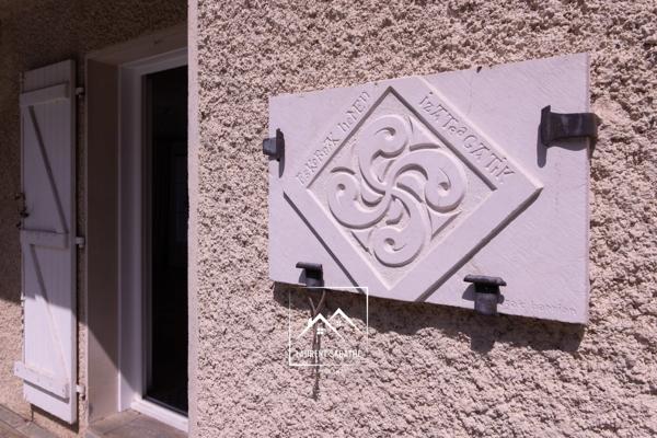 PAU (64) –  À VENDRE - Maison familiale de 213 m² - 5 chambres, bureau et piscine.