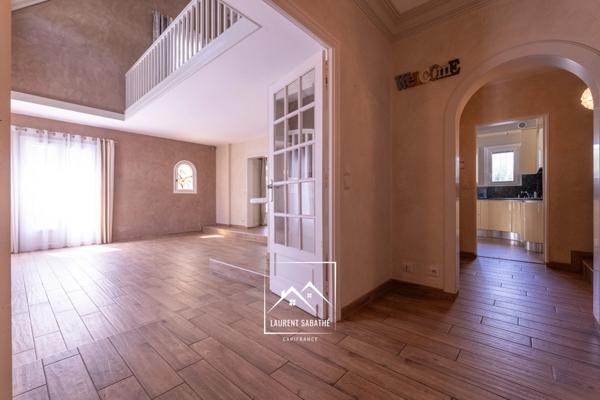 PAU (64) –  À VENDRE - Maison familiale de 213 m² - 5 chambres, bureau et piscine.