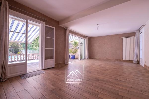 PAU (64) –  À VENDRE - Maison familiale de 213 m² - 5 chambres, bureau et piscine.