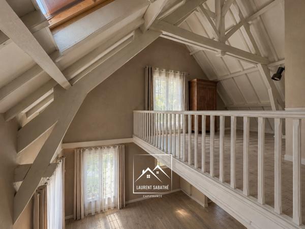 PAU (64) –  À VENDRE - Maison familiale de 213 m² - 5 chambres, bureau et piscine.