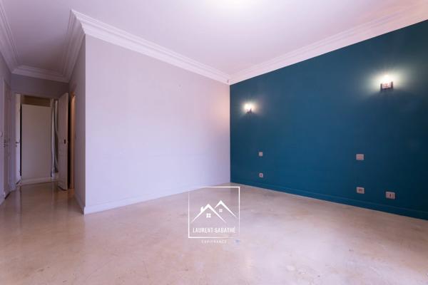 PAU (64) –  À VENDRE - Maison familiale de 213 m² - 5 chambres, bureau et piscine.