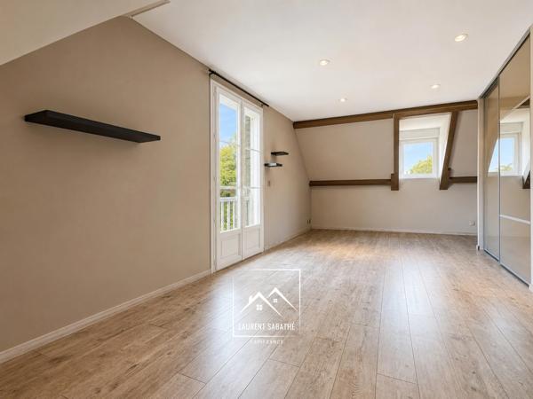 PAU (64) –  À VENDRE - Maison familiale de 213 m² - 5 chambres, bureau et piscine.