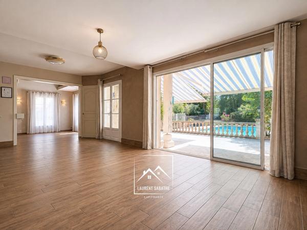 PAU (64) –  À VENDRE - Maison familiale de 213 m² - 5 chambres, bureau et piscine.