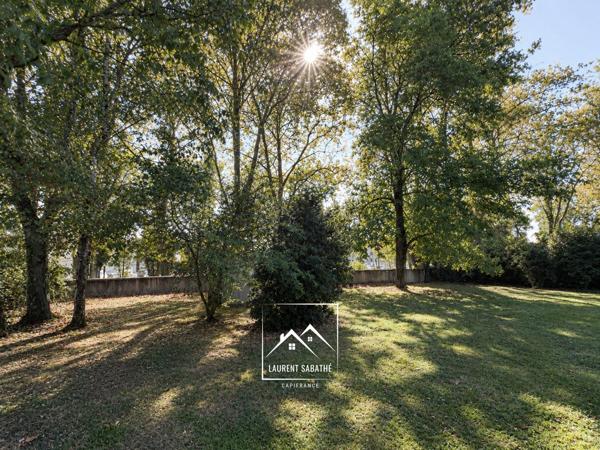 PAU (64) –  À VENDRE - Maison familiale de 213 m² - 5 chambres, bureau et piscine.