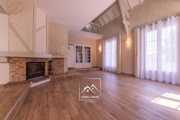 PAU (64) –  À VENDRE - Maison familiale de 213 m² - 5 chambres, bureau et piscine.