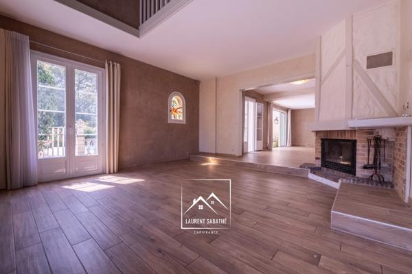 PAU (64) –  À VENDRE - Maison familiale de 213 m² - 5 chambres, bureau et piscine.