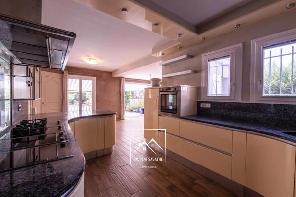 PAU (64) –  À VENDRE - Maison familiale de 213 m² - 5 chambres, bureau et piscine.