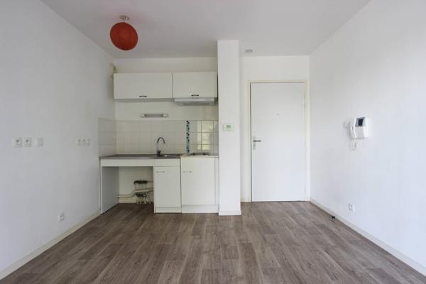UN APPARTEMENT DE TYPE T1 BIS, AVEC BALCON, PARKING & CAVE, SUR FOUESNANT. -
