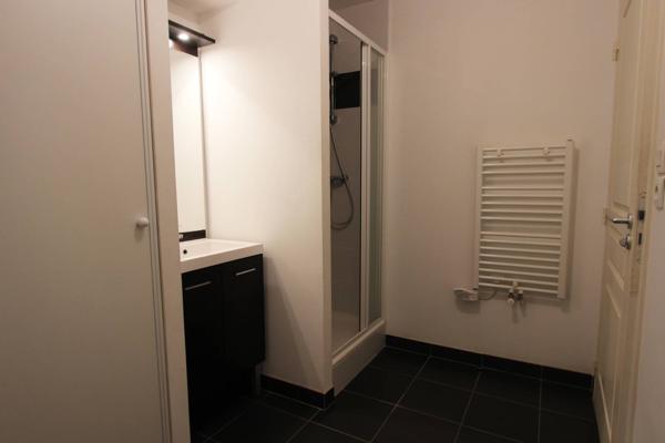 UN APPARTEMENT DE TYPE T1 BIS, AVEC BALCON, PARKING & CAVE, SUR FOUESNANT. -