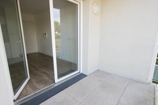 UN APPARTEMENT DE TYPE T1 BIS, AVEC BALCON, PARKING & CAVE, SUR FOUESNANT. -