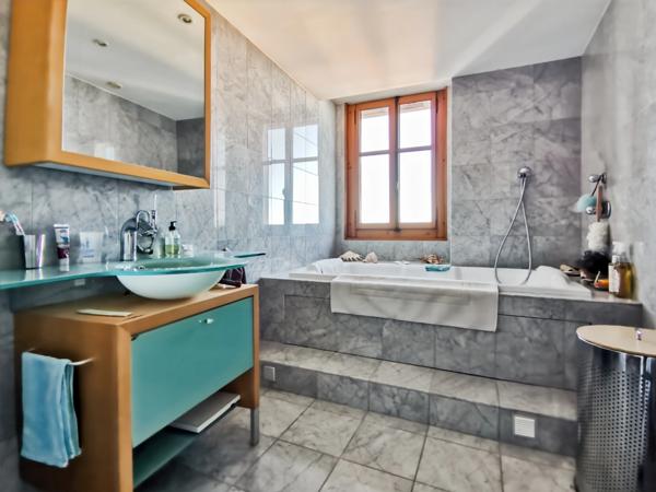 Dpt Haute Savoie (74), à vendre EVIAN LES BAINS appartement T5 de 123 m2 proche embarcadère