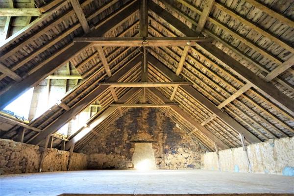 JOLIE MAISON EN PIERRE A RENOVER