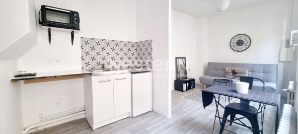 Appartemente rénové 1 pièce avec une cave situé place Saint Gilles à Etampes.