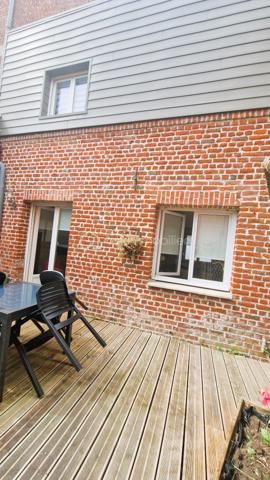 Située sur la commune prisée d'Orchies, cette agréable maison semi-mitoyenne vous séduira par sa luminosité, son agencement fonctionnel et sa proximité immédiate des commerces, écoles, gare et principaux axes routiers.

Dès l'entrée, vous découvrirez une belle pièce de vie spacieuse et baignée de lumière, réunissant le salon, la salle à manger et une cuisine ouverte. Un espace chaleureux et convivial, idéal pour partager de bons moments en famille ou entre amis. Un WC indépendant complète ce niveau.

À l'étage, le palier dessert deux chambres confortables, une salle d'eau ainsi qu'un second WC, apportant un véritable confort au quotidien.

À l'extérieur, vous profiterez d'une agréable terrasse en bois, parfaite pour les beaux jours, ainsi que d'un abri de jardin permettant un espace de rangement supplémentaire.

Une maison idéale pour un premier achat, un jeune couple ou un investissement locatif.

Idéalement située, cette maison bénéficie d'un accès rapide à l'autoroute A23, reliant Lille et Valenciennes en quelques minutes. Vous rejoignez également facilement les autoroutes A27 vers la Belgique et A1 vers Paris grâce aux échangeurs situés à proximité, facilitant tous vos déplacements quotidiens.

N'attendez plus pour venir la découvrir ! Contactez-moi dès aujourd'hui afin d'organiser une visite.