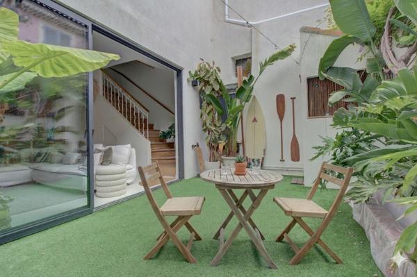 Maison de ville entièrement rénové , 3 chambres, 2 terrasses