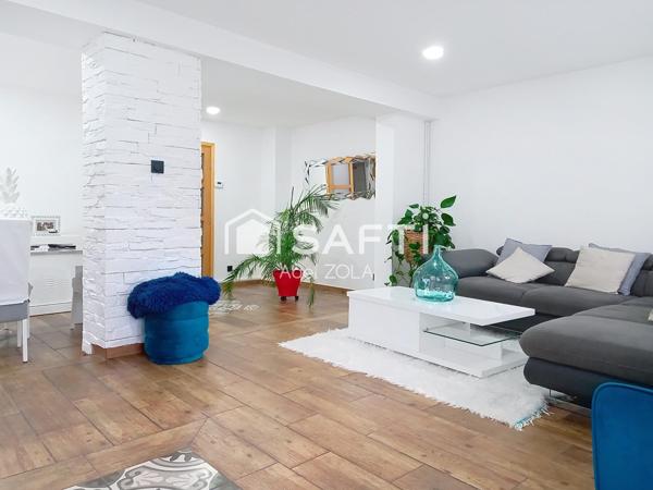 Très belle maison de 7 pièces avec deux doubles séjours, 4 chambres, 2 salles de bains, 2 cuicines, 3 toilettes, et un jardin.