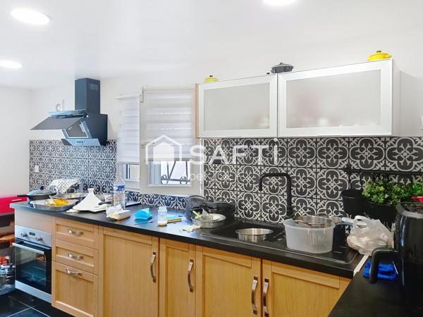 Très belle maison de 7 pièces avec deux doubles séjours, 4 chambres, 2 salles de bains, 2 cuicines, 3 toilettes, et un jardin.