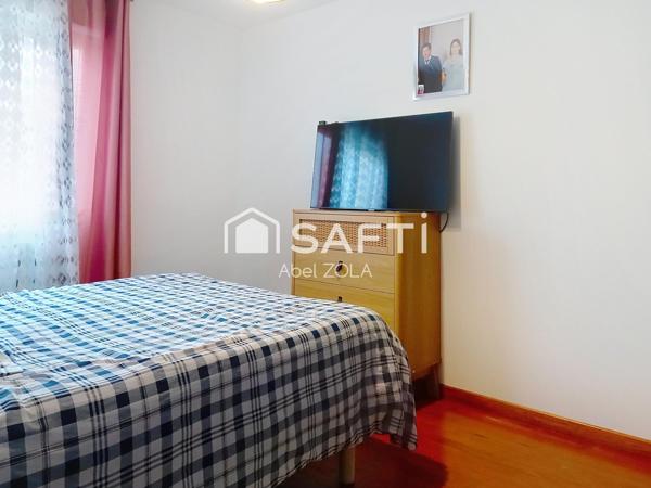 Très belle maison de 7 pièces avec deux doubles séjours, 4 chambres, 2 salles de bains, 2 cuicines, 3 toilettes, et un jardin.