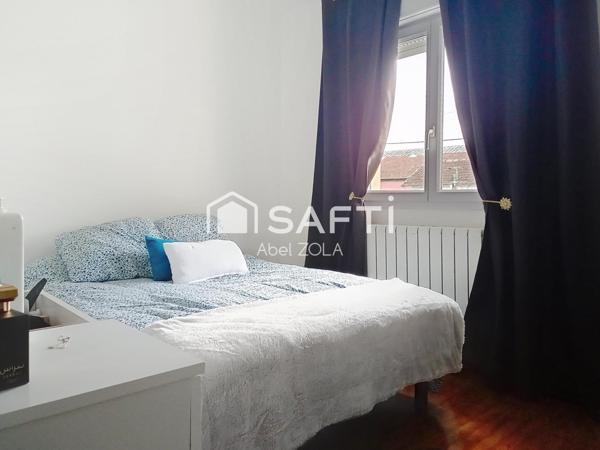 Très belle maison de 7 pièces avec deux doubles séjours, 4 chambres, 2 salles de bains, 2 cuicines, 3 toilettes, et un jardin.