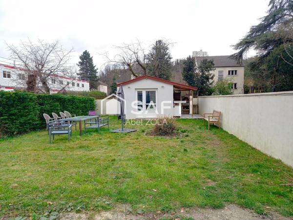 Très belle maison de 7 pièces avec deux doubles séjours, 4 chambres, 2 salles de bains, 2 cuicines, 3 toilettes, et un jardin.