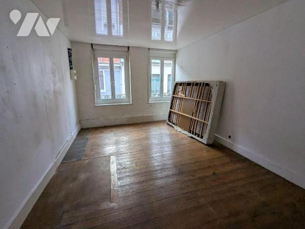 A VENDRE - Pas-de-Calais - ST POL / TERNOISE CENTRE-VILLE - MAISON DE VILLE 3 CHAMBRES AVEC COU...