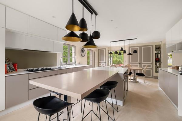 Rénovation d’exception et lignes épurées dans un écrin de verdure à Vourles