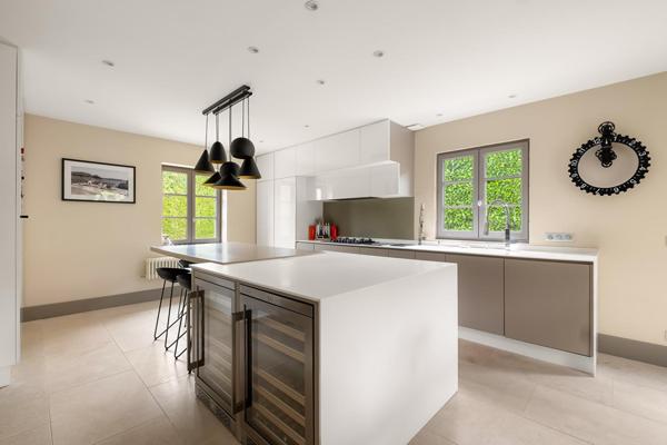 Rénovation d’exception et lignes épurées dans un écrin de verdure à Vourles
