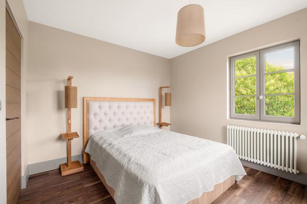 Rénovation d’exception et lignes épurées dans un écrin de verdure à Vourles