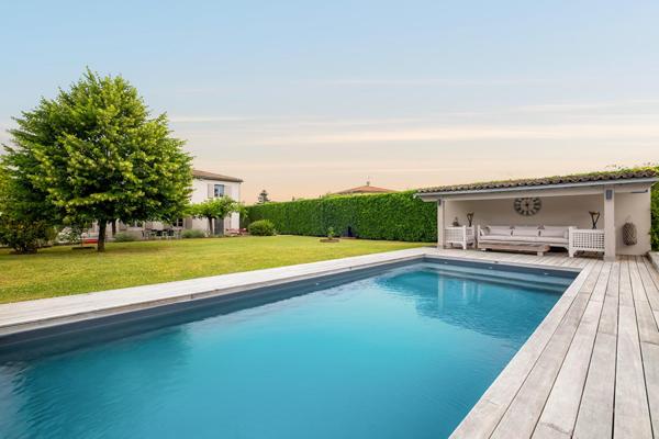 Rénovation d’exception et lignes épurées dans un écrin de verdure à Vourles
