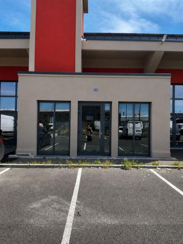 Local Commercial
        
        - 53 m² 106 000 € *