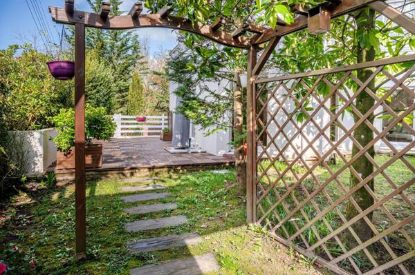 Meudon Bellevue, jolie maison d'architecte au calme avec beaux volumes, 5 chambres + studio..