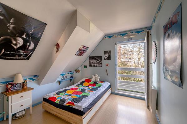 Meudon Bellevue, jolie maison d'architecte au calme avec beaux volumes, 5 chambres + studio..