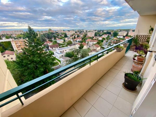 Appartement à vendre 4 pièces BRON (69)