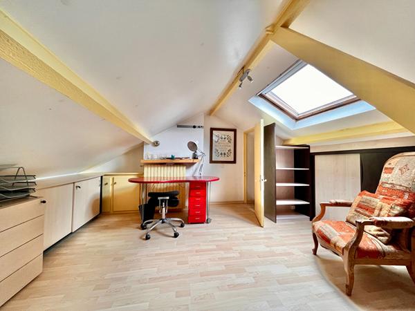 Blanche de Castille maison 3 chambres dont 2 au rez-de-chaussée, bureau, jardin, deux ateliers et une cave