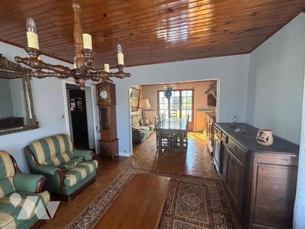 Pavillon individuel située sur la commune de Donchery composé comme suit:

- au rez-de-chauss...