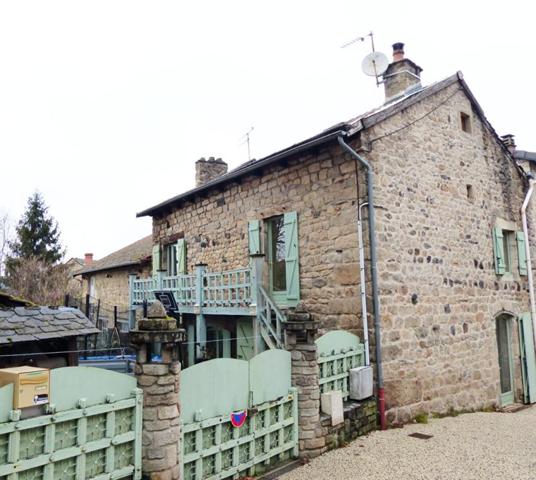 Jolie maison en pierre de 159 m² à Saint-Julien Chapteuil