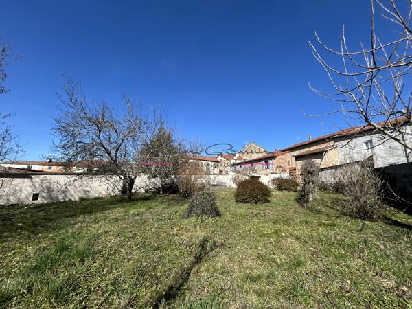 Maison élevée sur deux niveaux avec terrain attenant 42590