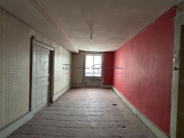 Maison élevée sur deux niveaux avec terrain attenant 42590