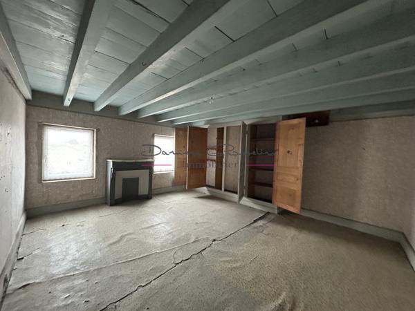 Maison élevée sur deux niveaux avec terrain attenant 42590