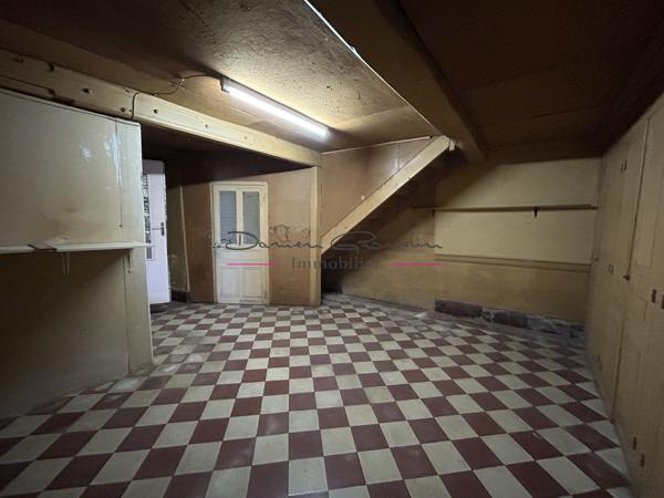 Maison élevée sur deux niveaux avec terrain attenant 42590