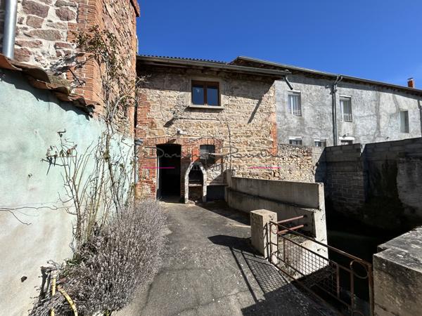 Maison élevée sur deux niveaux avec terrain attenant 42590